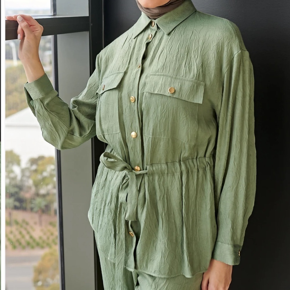 NWT Zara Green Satin Crinkle Cinch Waist Button Down Blouse - Picture 2 of 16
